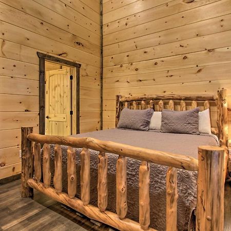 Luxe Cabin With Home Theater Less Than 2 Miles To Gatlinburg Luaran gambar