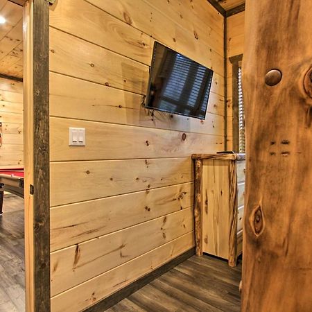 Luxe Cabin With Home Theater Less Than 2 Miles To Gatlinburg Luaran gambar