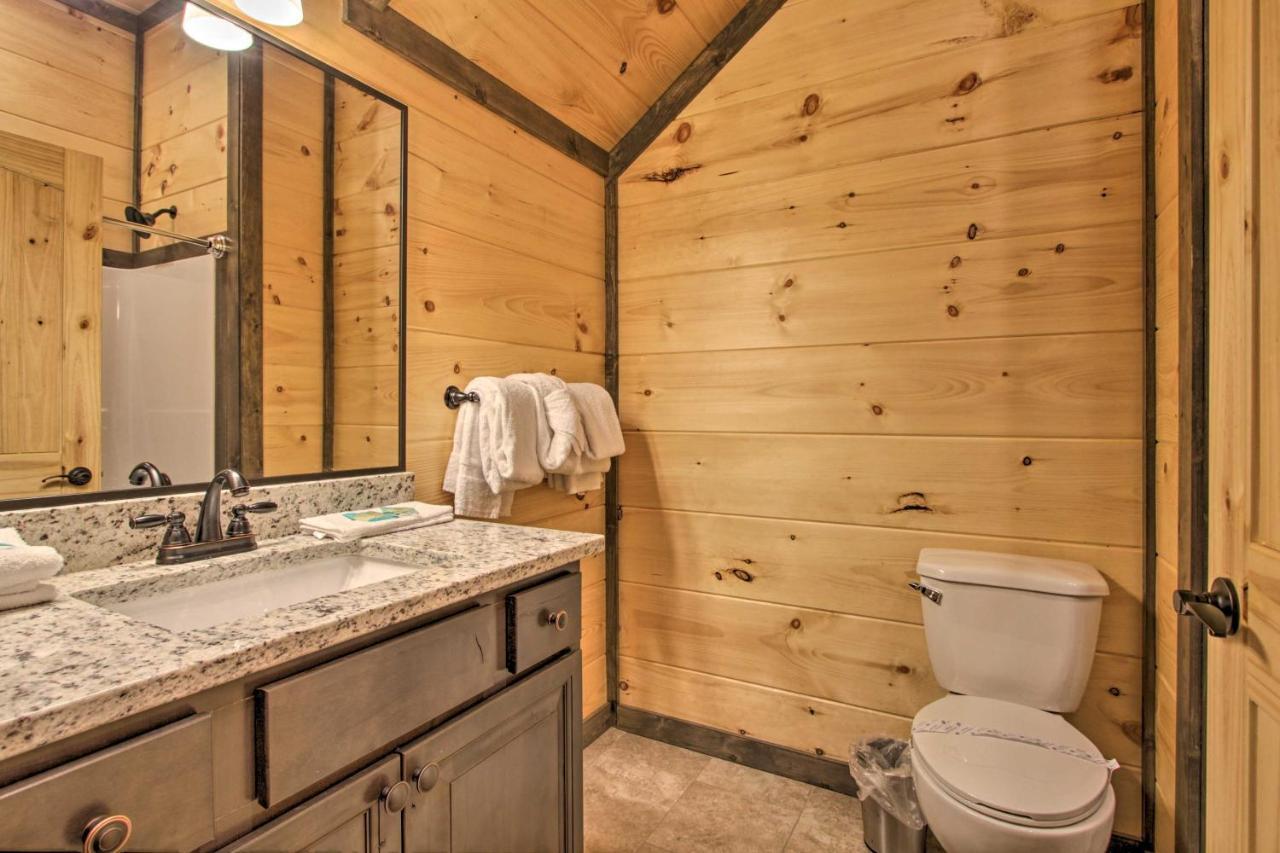 Luxe Cabin With Home Theater Less Than 2 Miles To Gatlinburg Luaran gambar