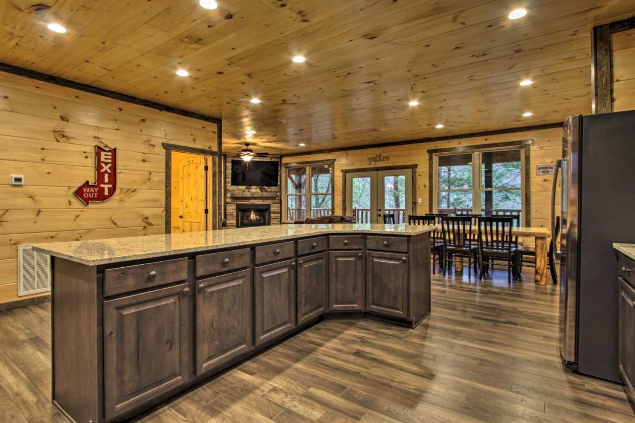Luxe Cabin With Home Theater Less Than 2 Miles To Gatlinburg Luaran gambar