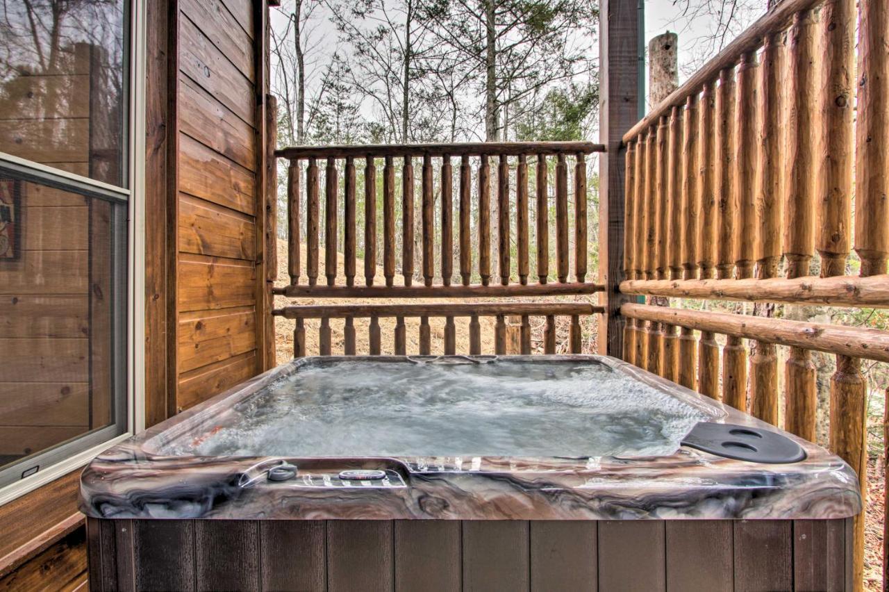 Luxe Cabin With Home Theater Less Than 2 Miles To Gatlinburg Luaran gambar