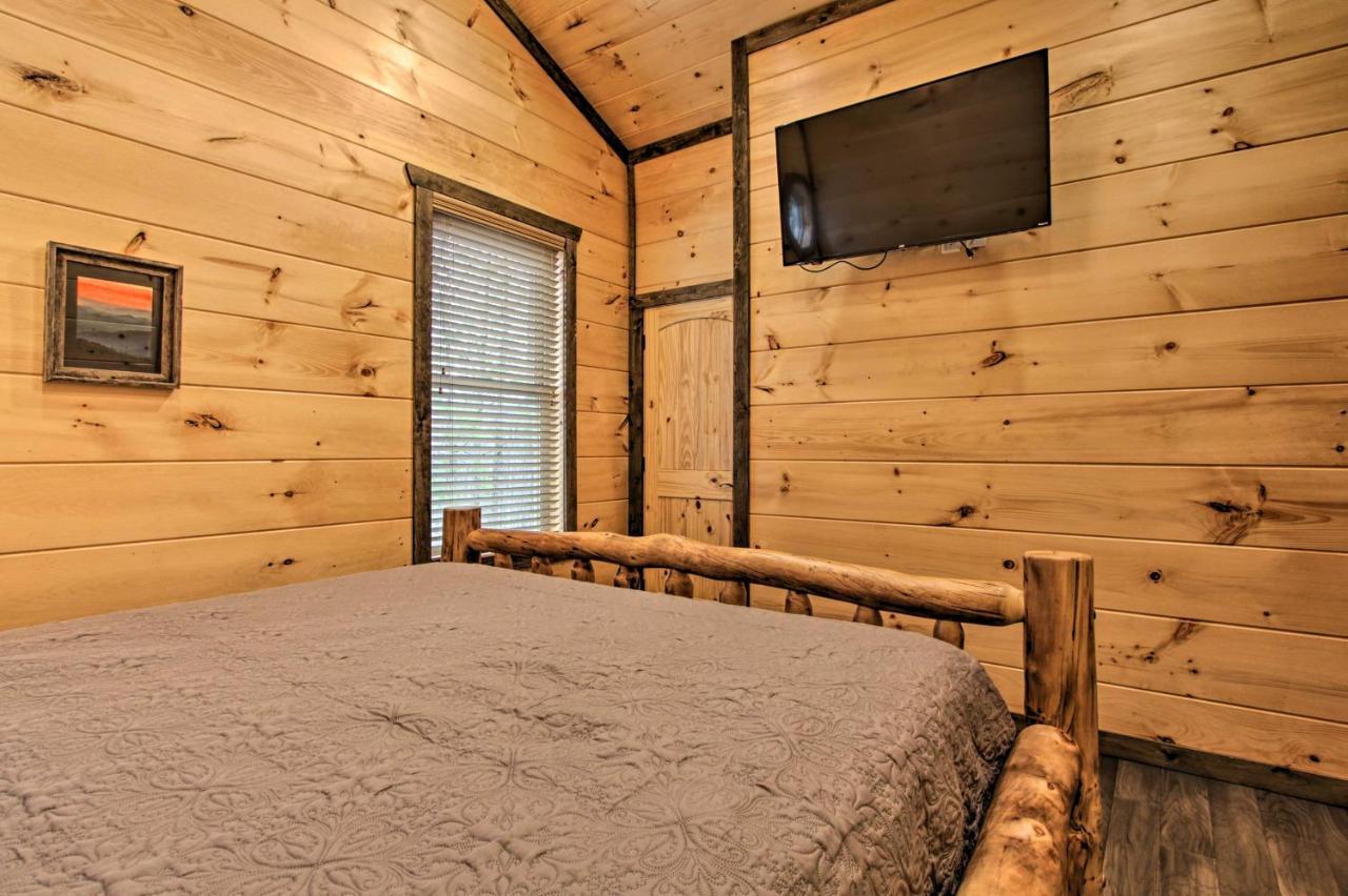 Luxe Cabin With Home Theater Less Than 2 Miles To Gatlinburg Luaran gambar