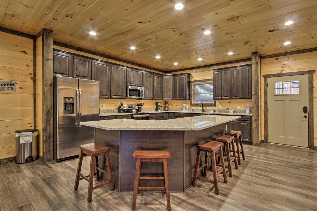 Luxe Cabin With Home Theater Less Than 2 Miles To Gatlinburg Luaran gambar