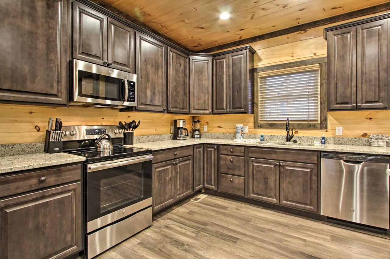 Luxe Cabin With Home Theater Less Than 2 Miles To Gatlinburg Luaran gambar