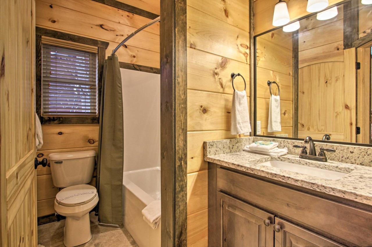 Luxe Cabin With Home Theater Less Than 2 Miles To Gatlinburg Luaran gambar