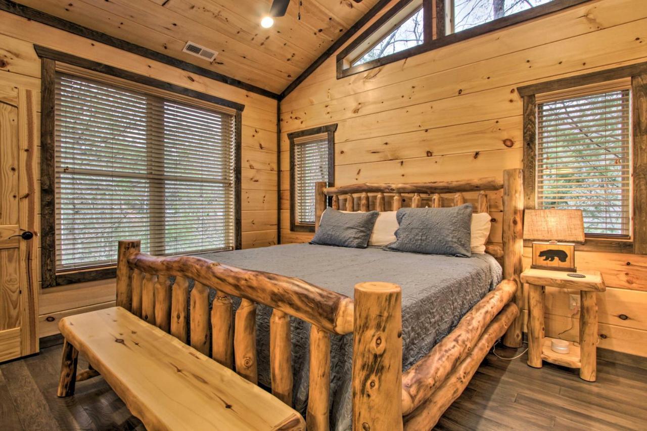 Luxe Cabin With Home Theater Less Than 2 Miles To Gatlinburg Luaran gambar