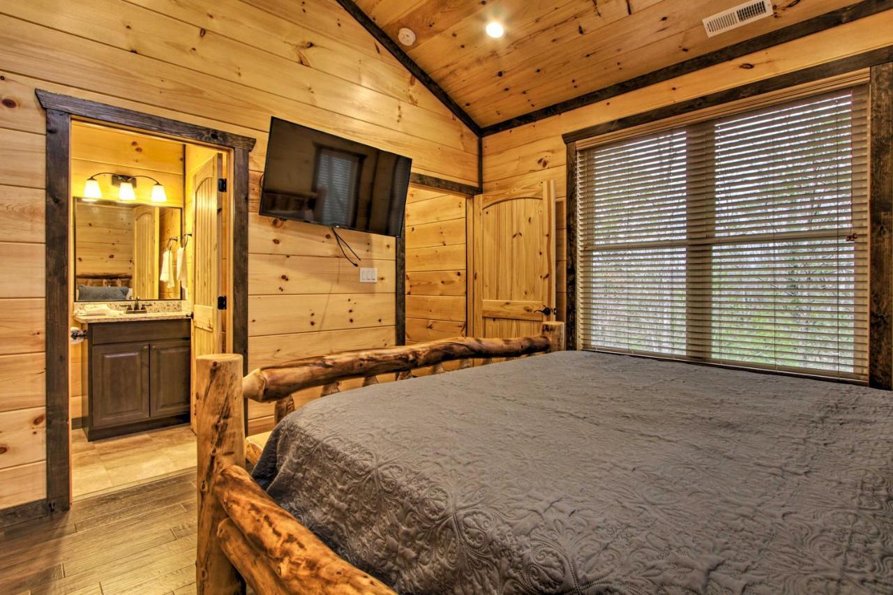 Luxe Cabin With Home Theater Less Than 2 Miles To Gatlinburg Luaran gambar