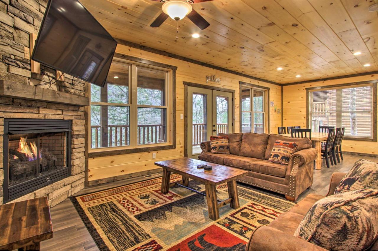 Luxe Cabin With Home Theater Less Than 2 Miles To Gatlinburg Luaran gambar