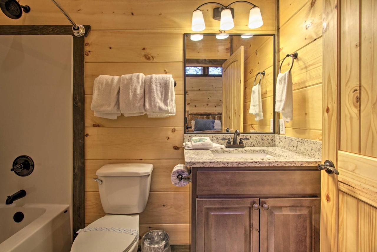 Luxe Cabin With Home Theater Less Than 2 Miles To Gatlinburg Luaran gambar